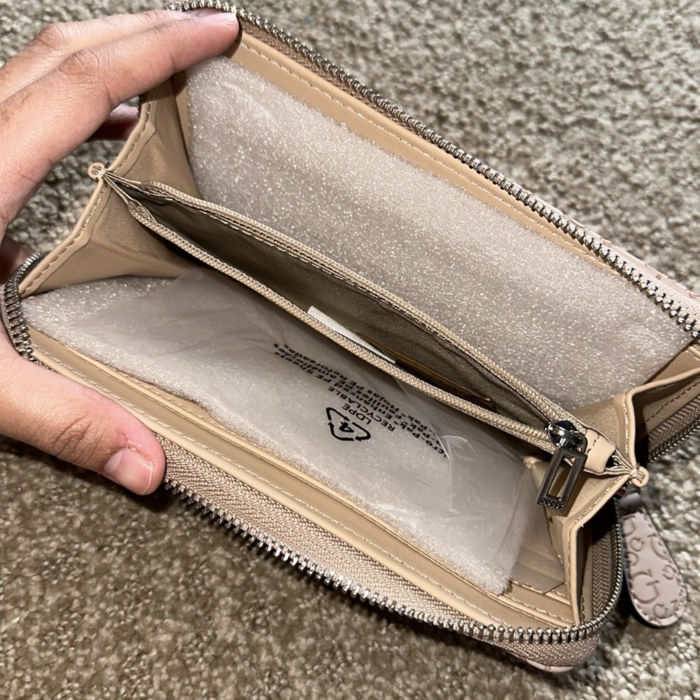 Guess Wallet - Picture 2 of 3